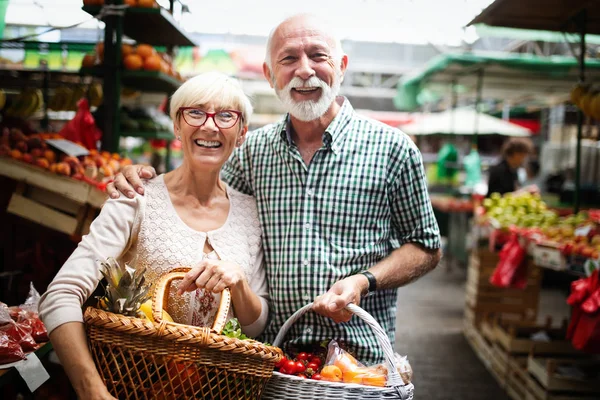 Porträt Eines Schönen Senioren Paares Beim Einkaufen Auf Dem Markt — Stockfoto