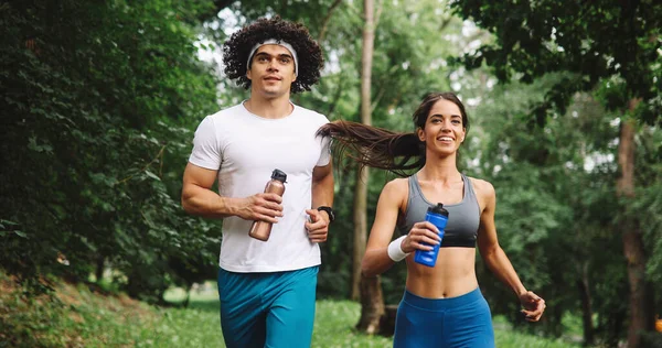 Gençler Dışarıda Koşuyor Doğada Egzersiz Koşucular Çift Veya Arkadaşlar — Stok fotoğraf