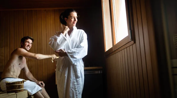 Glückliches Paar Bei Einem Dampfbad Der Sauna Und Entspannen — Stockfoto