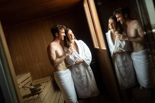 Pareja Feliz Tomando Baño Vapor Una Sauna Relajarse — Foto de Stock