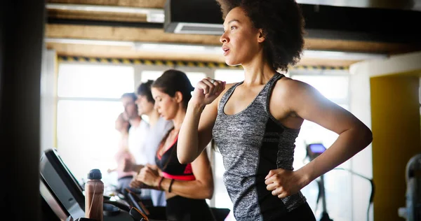 Bir Grup Sağlıklı Insan Spor Salonunda Kardiyo Egzersizi Yapıyor — Stok fotoğraf