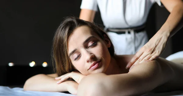 Massaggiatore Facendo Massaggio Sul Corpo Della Donna Nel Salone Termale — Foto Stock