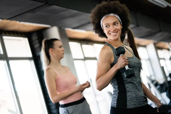 Spor Salonundaki Mutlu Bir Grup Sporcu Bir Fitness Kulübünde Yaşam — Stok fotoğraf