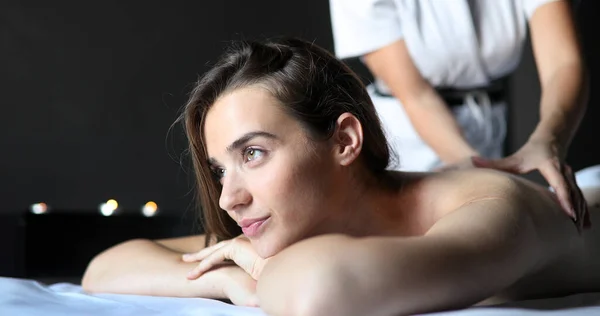 Masseur Bei Der Massage Des Weiblichen Körpers Wellnessbereich Beauty Spa — Stockfoto