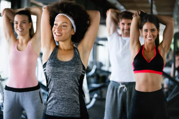 Hermosa Gente Forma Amigos Haciendo Ejercicio Juntos Gimnasio — Foto de Stock