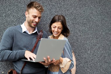 Dışarıda dizüstü bilgisayar kullanan mutlu kadın ve erkek. Seyahat, iş, teknoloji, insanlar eğlence kavramı