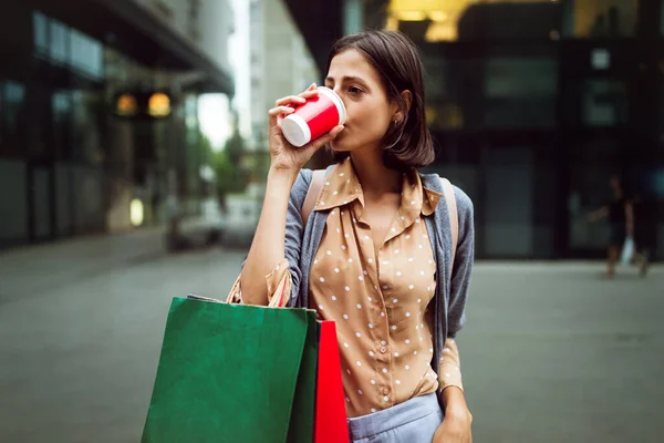 Mutlu Genç Güzel Bir Kadın Kahve Içer Alışveriş Yaptıktan Sonra — Stok fotoğraf