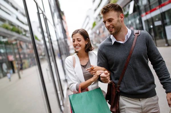 Gelukkig Jong Stel Met Boodschappentassen Verkoop Reizen Liefde Consumentisme Mensen — Stockfoto