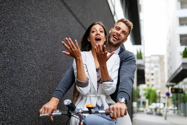 Nahaufnahme Eines Verliebten Paares Das Fahrrad Fährt Und Spaß Der — Stockfoto