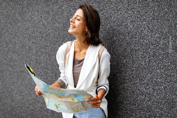 Feliz Joven Viajera Con Mochila Mapa Calle Viajes Diversión Concepto — Foto de Stock