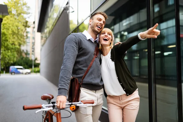 Schönes Glückliches Junges Verliebtes Paar Auf Dem Fahrrad Der Stadt — Stockfoto