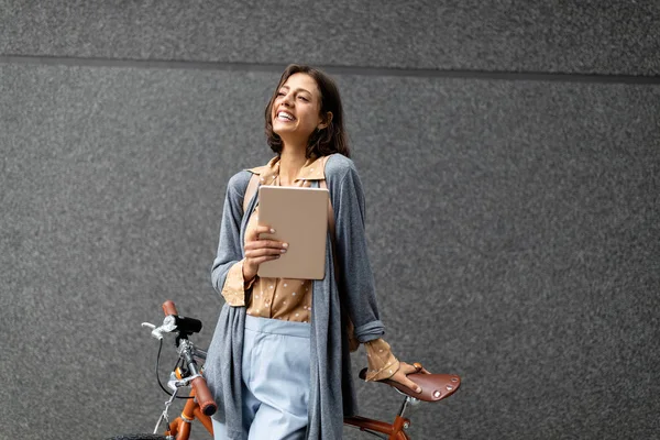 Retrato Mulher Negócios Sorridente Usando Dispositivos Digitais Livre Tecnologia Conceito — Fotografia de Stock