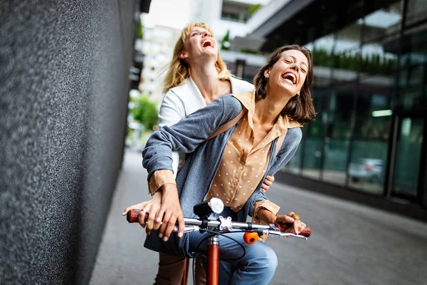 Schöne Glückliche Freundinnen Die Spaß Und Gute Zeit Zusammen Freien — Stockfoto