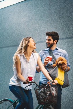 Arkadaşlar, öğrenciler, eğitim ve mutluluk kavramı. Mutlu insanlar kahve içer ve şehir sokaklarında konuşurlar.