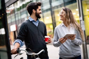 Genç arkadaşlar şehirde eğleniyor, gülümsüyor, konuşuyorlar.