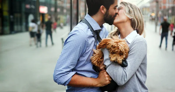 Glückliches Paar Verliebt Spaziergänge Mit Hund Und Lächeln Freien — Stockfoto