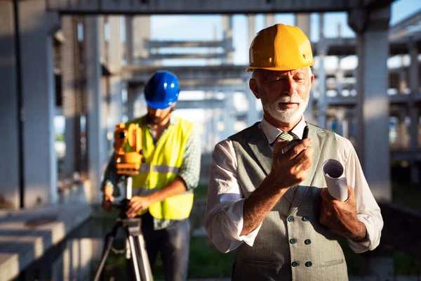 Team Architetti Ingegneri Gruppo Sui Documenti Controllo Cantiere Sul Flusso — Foto Stock