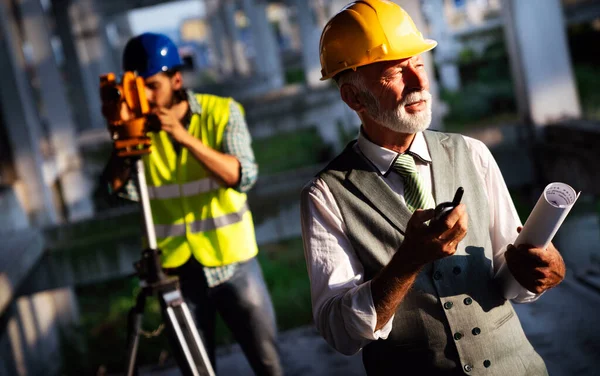 Team Arkitekter Och Ingenjörer Grupp Byggarbetsplatsen Kontrollera Dokument Och Arbetsflöde — Stockfoto