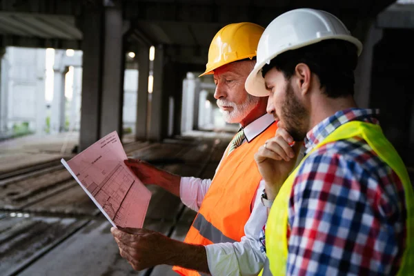 Dos Ingenieros Satisfechos Arquitectos Hablando Sitio Construcción Con Estructura Construcción — Foto de Stock