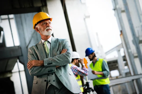 Equipo Ingenieros Construcción Arquitectos Que Trabajan Obra — Foto de Stock