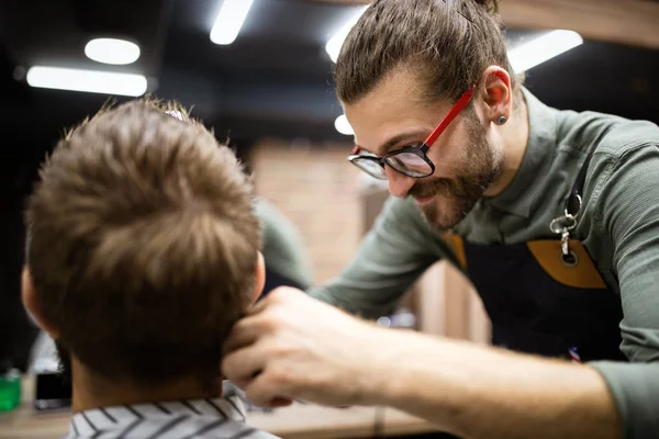 Homem Cliente Durante Barba Bigode Grooming Barbearia — Fotografia de Stock