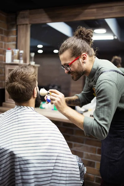 Peluquero Afeitando Barbudo Salón Peluquería —  Fotos de Stock