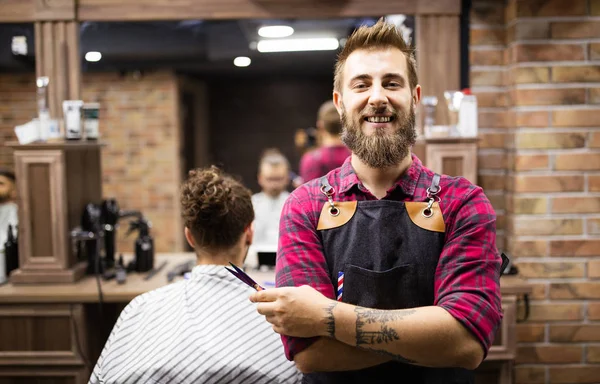 Portrait Happy Young Barber Client Standing Barbershop Smiling — Stock Photo, Image