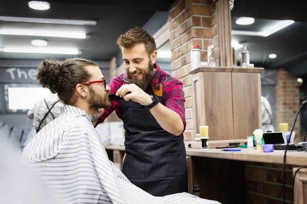 Feliz Joven Guapo Hombre Visitando Peluquero Peluquería —  Fotos de Stock