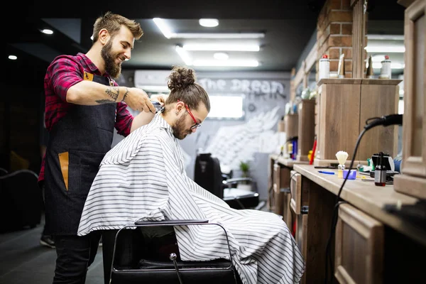 Joven Barbudo Hombre Consiguiendo Corte Pelo Por Peluquería Mientras Sentado — Foto de Stock