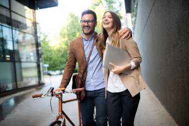 Şehirde konuşan gülümseyen iş adamlarının portresi.