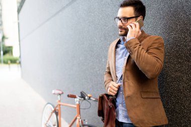 İş adamı sabah işe bisikletle gidiyor. Ofise giden yol.