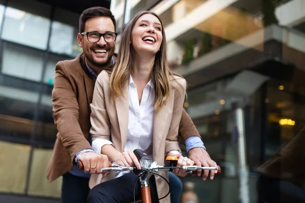 快乐的年轻夫妇在城市里玩的开心 骑自行车 — 图库照片