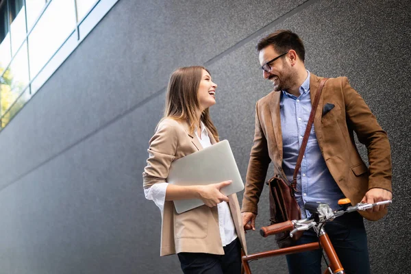 Gelukkige Zakenmensen Discussiëren Glimlachen Tijdens Het Wandelen Samen Buiten — Stockfoto