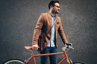 İş adamı sabah işe bisikletle gidiyor. Ofise giden yol.