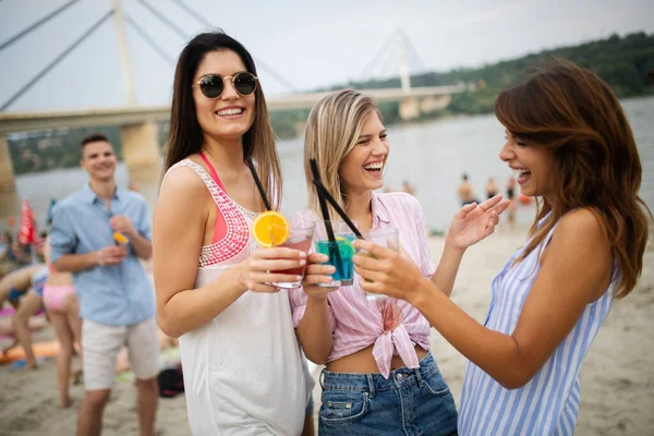 Multirasistiska Unga Vänner Kul Stranden Sommartid — Stockfoto