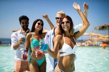 Yaz tatili eğleniyor ve kokteyler içme arkadaş grubu. Gençlik yaşam tarzı, dostluk, seyahat ve tatil kavramı