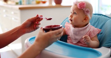 Şirin bir bebek besleme hoş genç kadın