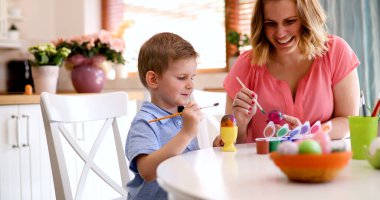 Genç anne ve sevimli oğlu eğleniyor sırasında resim yumurta Paskalya için