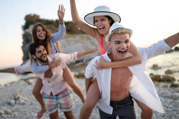 Grupp Glada Vänner Som Har Roligt Stranden Solnedgången Semester — Stockfoto