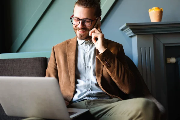 Joven Empresario Guapo Éxito Escribiendo Ordenador Portátil Lugar Trabajo —  Fotos de Stock