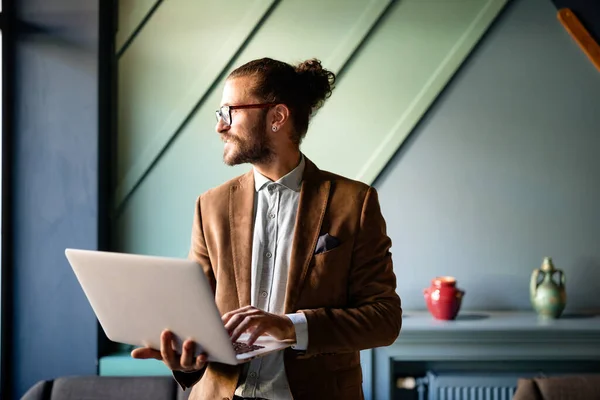 Heureux Jeune Homme Affaires Qui Travaille Avec Ordinateur Portable Bureau — Photo