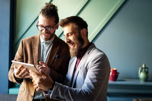 Retrato Jovens Empresários Felizes Usando Dispositivos Digitais Reunião — Fotografia de Stock
