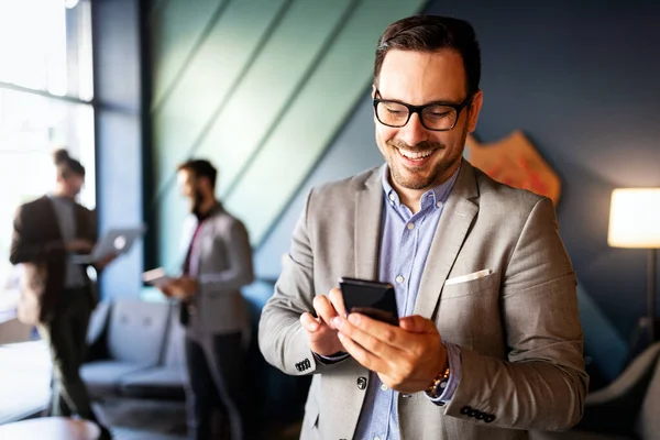 Bonito Homem Negócios Verificando Mails Telefone Escritório — Fotografia de Stock