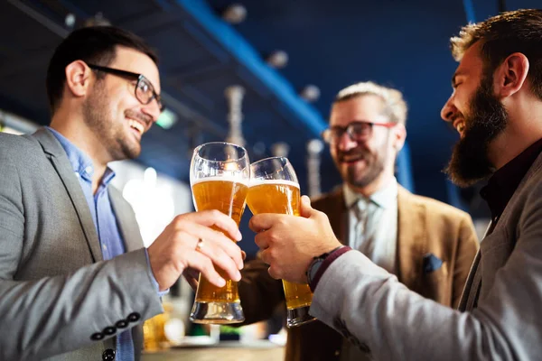 Gelukkige Jonge Succesvolle Zakenmannen Drinken Bier Praten Kroeg Het Werk — Stockfoto