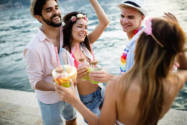 Счастливая Группа Друзей Весело Проводящих Время Пляже Выпивая Коктейль Закате — стоковое фото