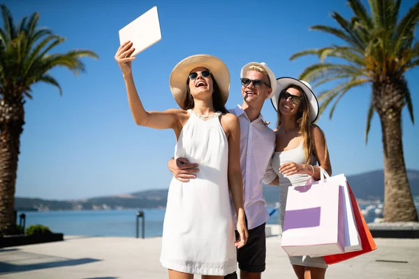 Jovens Felizes Férias Luxo Compras Viagem Divertido Verão Amigos Conceito — Fotografia de Stock