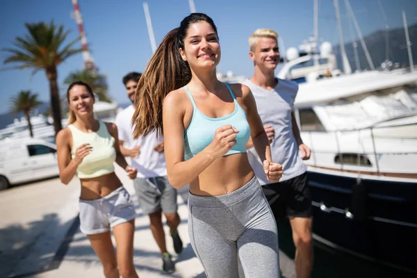 Köra Vänner Stranden Jogging Gruppträning Motionera Löpare Utbildning Utomhus Leva — Stockfoto