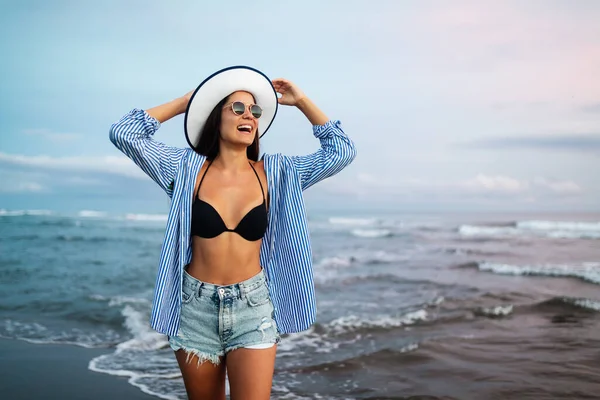 Красива Жінка Пляжі Літній Відпустці — стокове фото