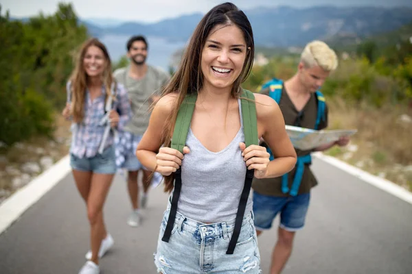 Aventura Viajes Turismo Concepto Personas Grupo Amigos Sonrientes Con Mochilas —  Fotos de Stock