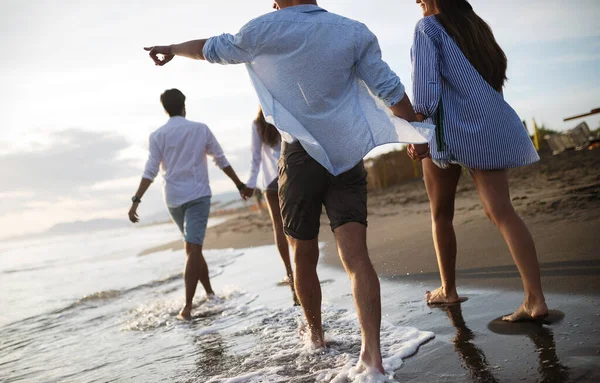 Baráti Társaság Fut Strandon Élvezi Nyári Vakáció — Stock Fotó